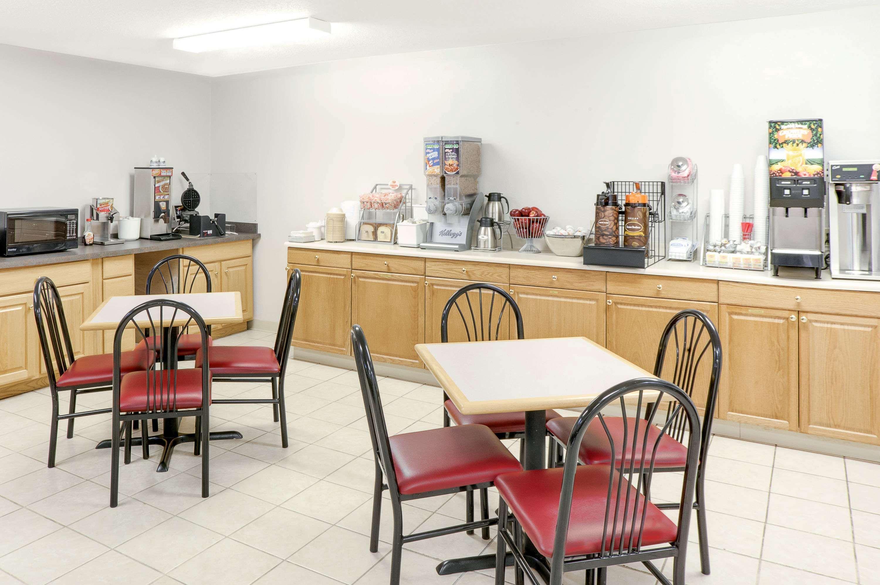 Super 8 By Wyndham Gas City Marion Area Esterno foto