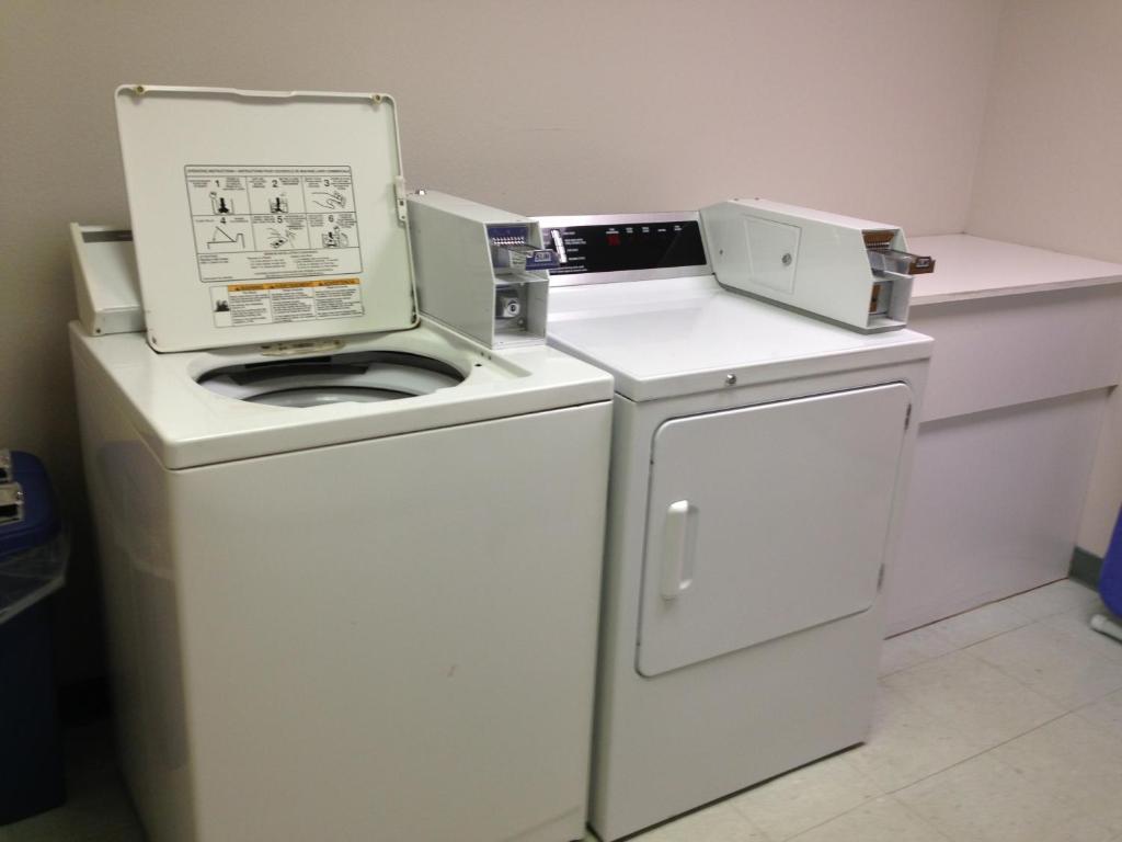 Super 8 By Wyndham Gas City Marion Area Esterno foto