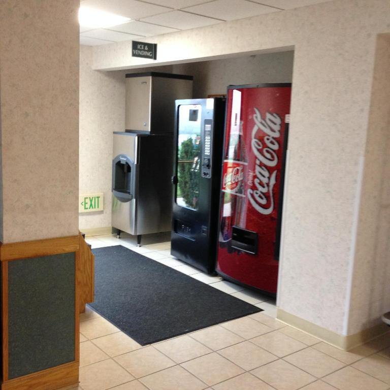 Super 8 By Wyndham Gas City Marion Area Esterno foto
